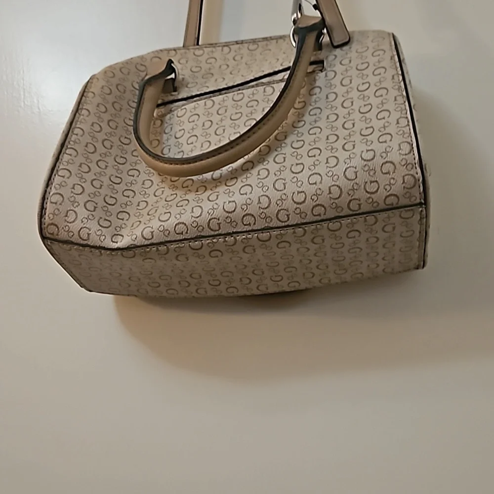 GUESS 1990s Cream Logo Doctor Crossbody Handbag
